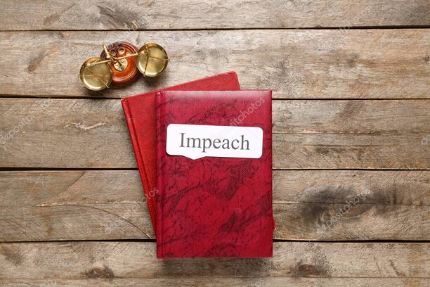 Pile di libri accanto a una cabina elettorale