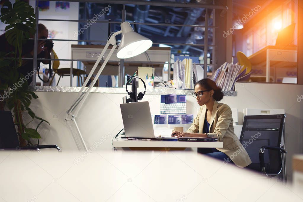 Redazione al lavoro su computer