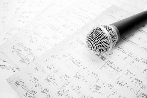 Palco di un festival letterario con autori e pubblico