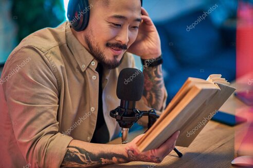 Intervista a un’autrice in studio con microfono e libro