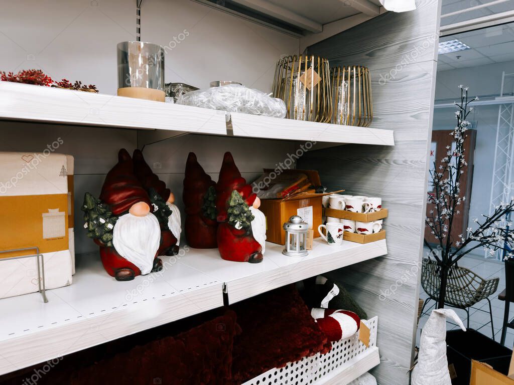 Scaffale minimale con libri selezionati